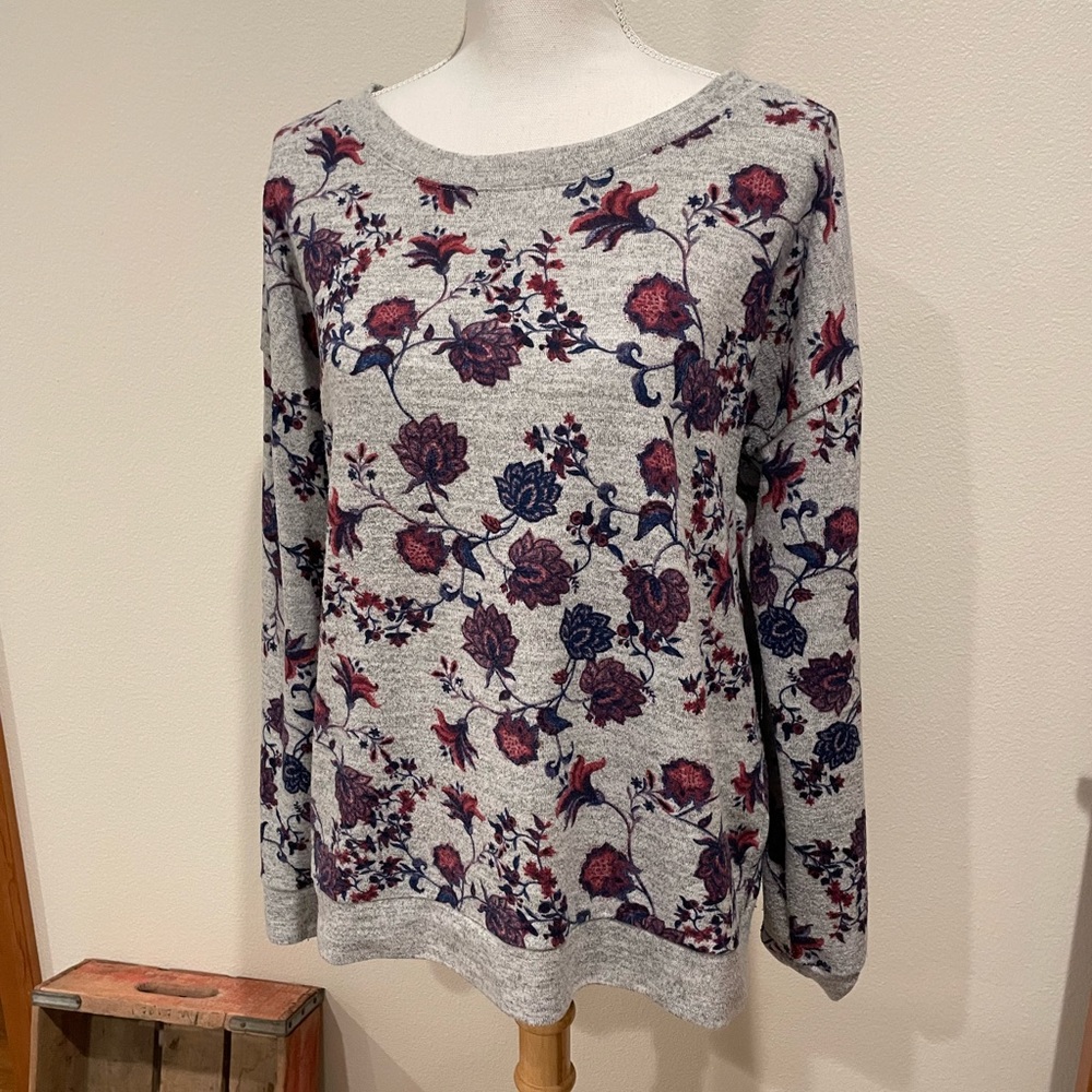 Comfortable gray light sweatshirt with design